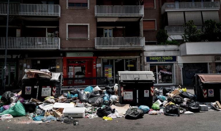 Roma'nın kirlilik sorununa tartışmalı çözüm: İşten kaytarmayan çöpçülere ikramiye