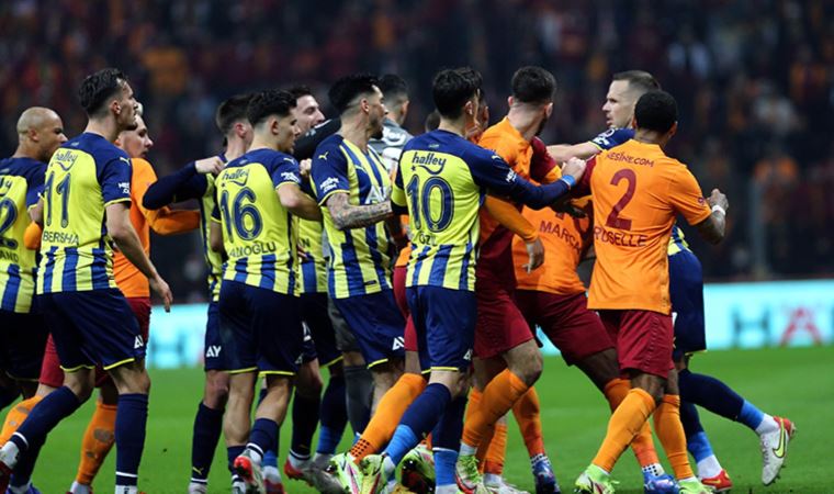 Galatasaray-Fenerbahçe derbisinde son düdükle saha karıştı