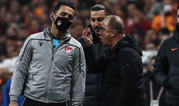 Fatih Terim, Galatasaray-Fenerbahçe derbisinde itirazları sonucunda kırmızı kart gördü