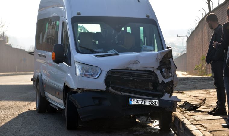 Servis minibüsüyle otomobil çarpıştı: 2'si öğrenci, 3 yaralı