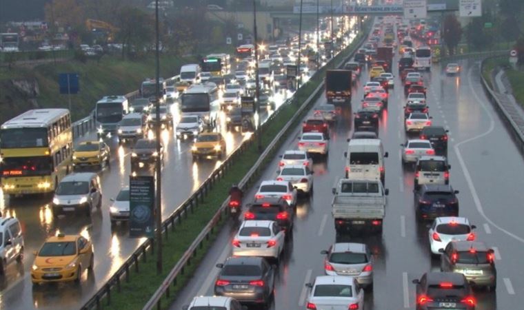 İstanbul'da sağanak yağış trafiği kitledi: Yüzde 75'e ulaştı