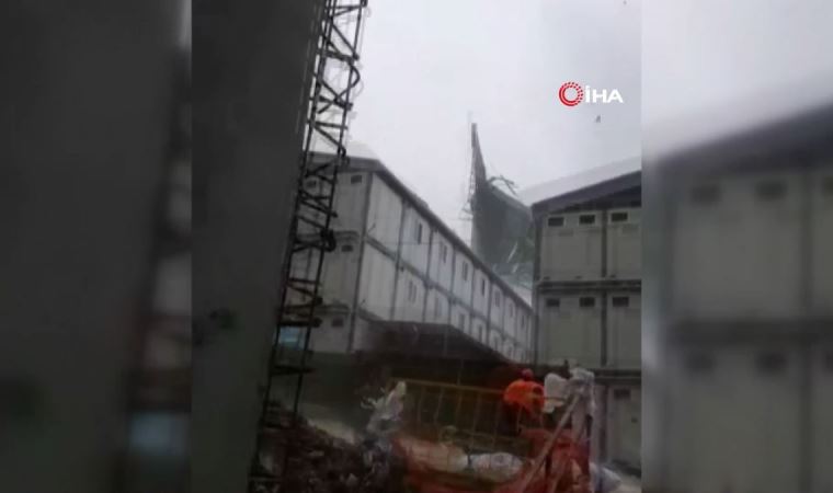 İşçilerin lodostan korunmak için girdikleri binanın çatısı uçtu