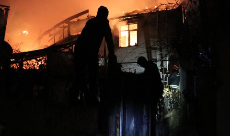 2 katlı ev alev alev yandı: 2 kişi tedavi altında
