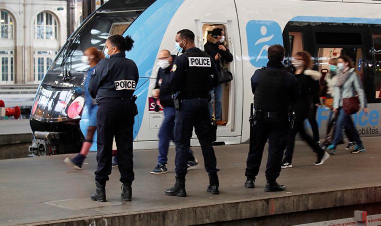 Paris’te maske takmayı reddeden saldırgan polis tarafından vuruldu