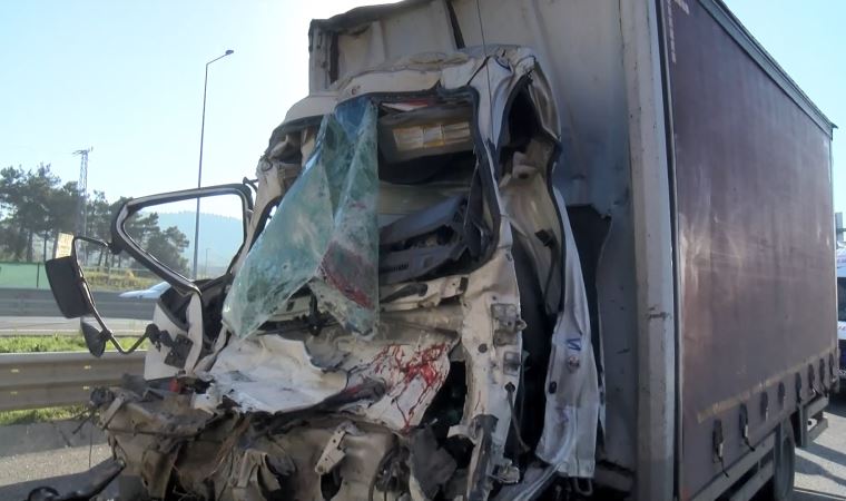 Çekmeköy'de feci kaza; kamyon şoförü ağır yaralandı