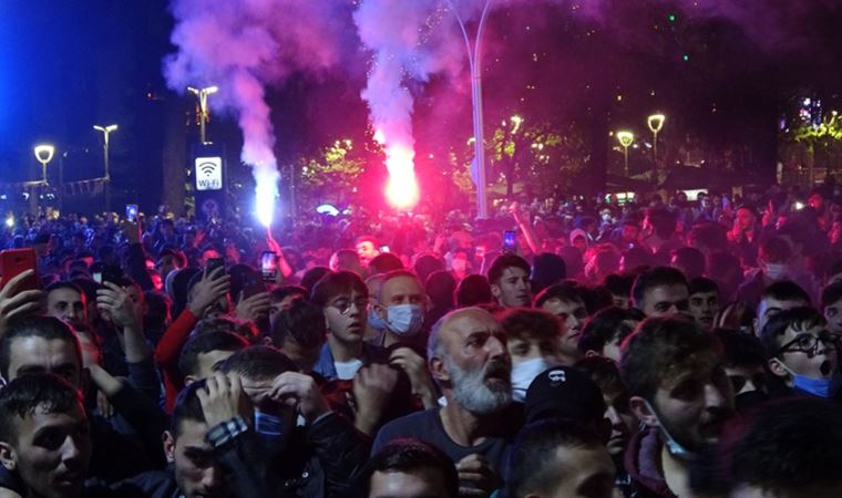 Trabzonsporlu taraftarlar sokağa döküldü, galibiyeti kutladı