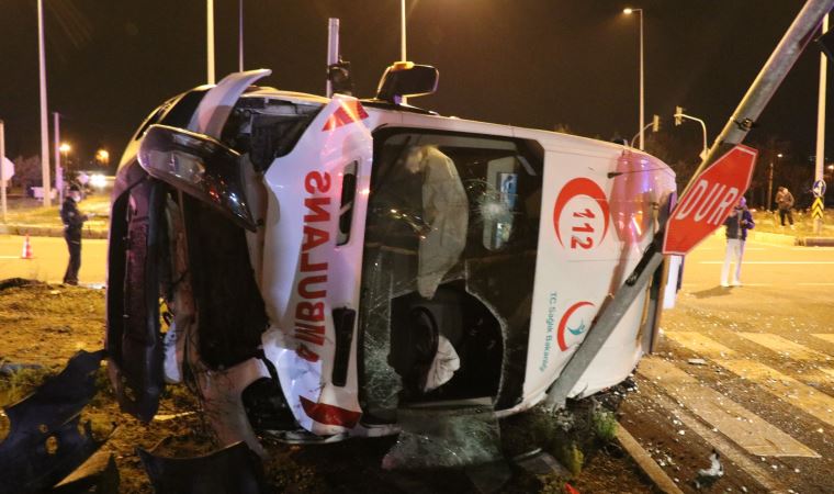 Hasta taşıyan ambulans otomobille çarpıştı: 5 yaralı