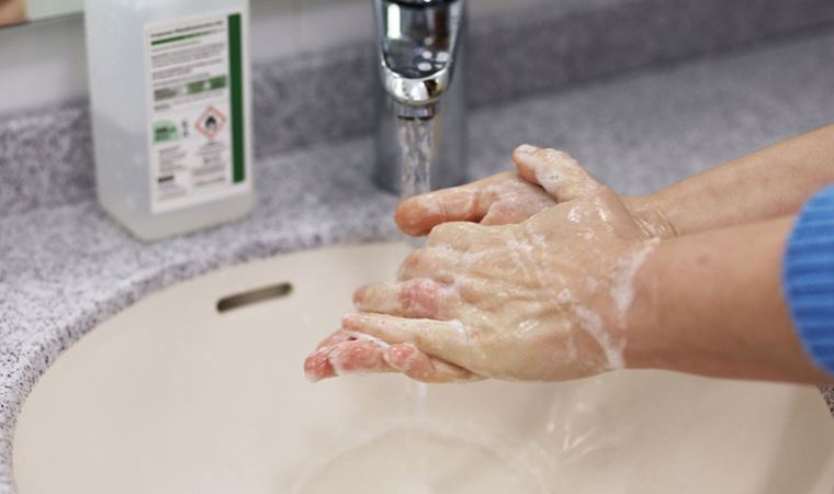 Bilim insanları uyardı: El yıkamak yeterli değil tuvalet kapağını kapatın
