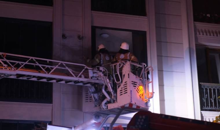 Şişli'de 3 katlı binada yangın çıktı, mahsur kalan 17 kişi itfaiye merdiveni ile kurtarıldı