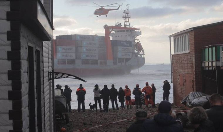 Rusya’da karaya oturan gemi helikopterle kurtarıldı