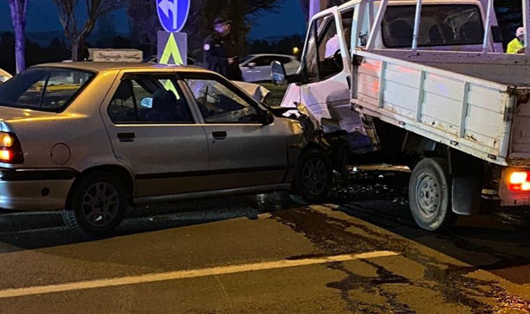 Kütahya'da 2 otomobil ve bir kamyonet çarpıştı: Çok sayıda yaralı