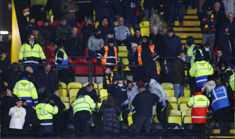 İngiltere'de Watford-Chelsea maçında taraftar fenalaştı, maç durdu