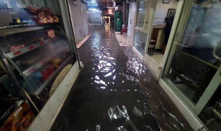 İzmir'de yağmur etkisi: Tarihi handa su baskını
