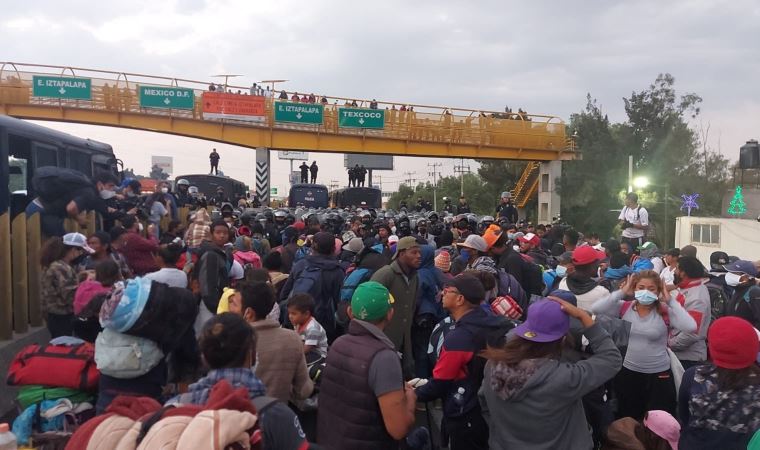 Meksika’da göçmenler polisle çatıştı
