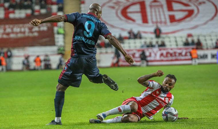 Trabzonspor'a Antalyaspor maçında sakatlanan Nwakaeme'den kötü haber geldi