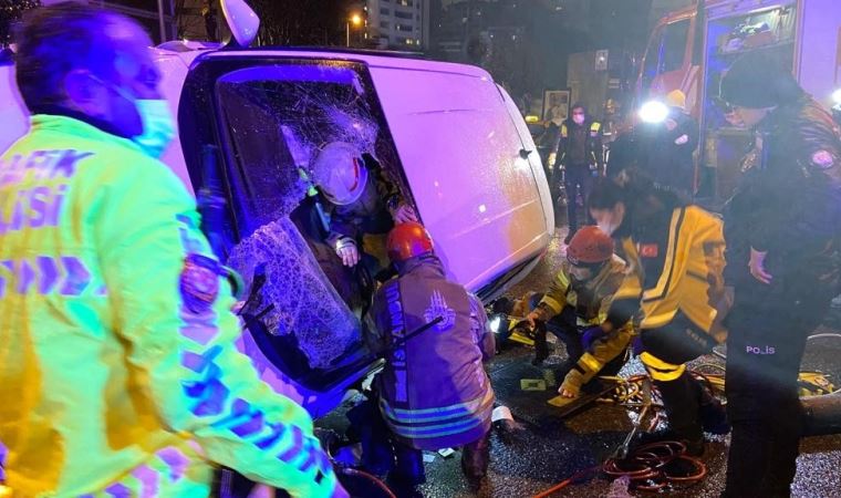 Beşiktaş’ta refüje çıkan otomobil yan yattı: 1’i ağır 2 yaralı
