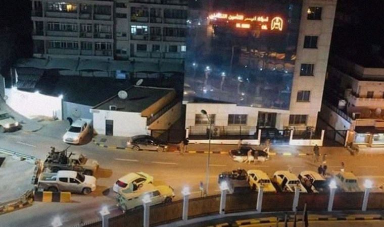 Libya'da silahlı gruplar başbakanlık binasını kuşattı
