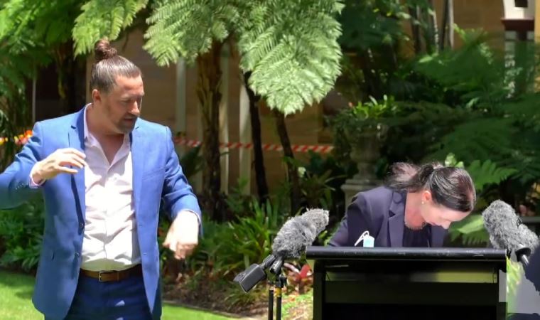 Avustralya’da bakanın basın toplantısına örümcek engeli