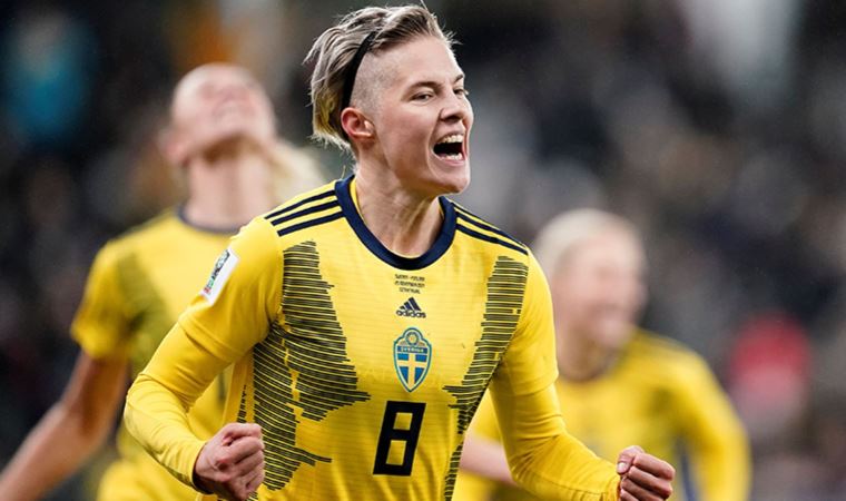 İsveç'ten kadın ve erkek futbolculara eşit maaş kararı