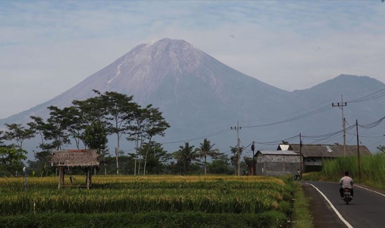 Endonezya'daki Semeru Yanardağı'nda alarm seviyesi yükseltildi
