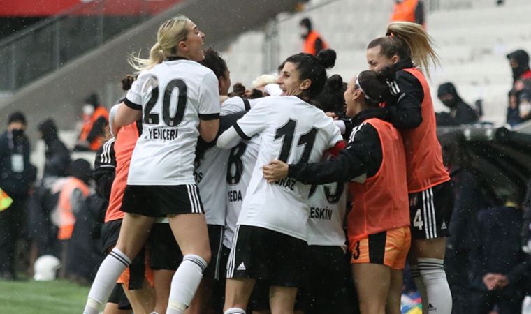 Kadınlarda ilk resmi derbi Beşiktaş Vodafone'un! Beşiktaş 2-1 Fenerbahçe