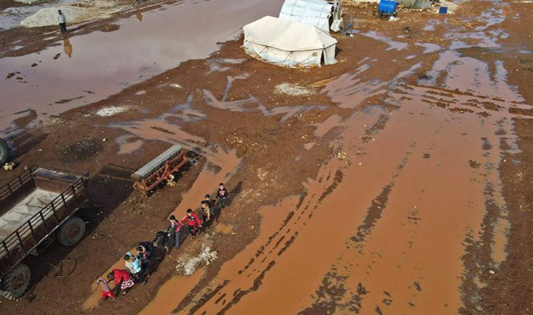 Şiddetli yağışın ardından İdlib'de çadır kentler sular altında kaldı