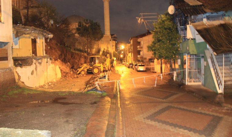 Kocaeli’de istinat duvarı yıkıldı 2 ev boşaltıldı