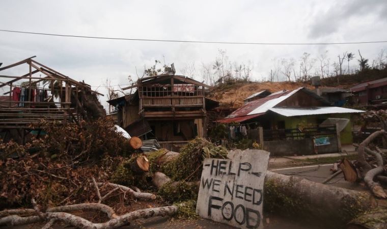 Rai tayfununun vurduğu Filipinler’de hükümetten afet desteğini artırma sözü