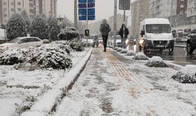 İstanbul'da kar yağışı yer yer etkili oluyor: Beyaza büründü
