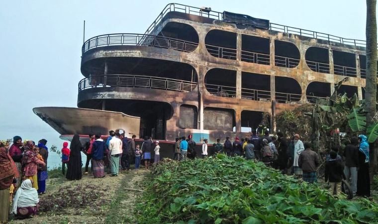 Bangladeş'te feribotta çıkan yangında en az 37 kişi hayatını kaybetti