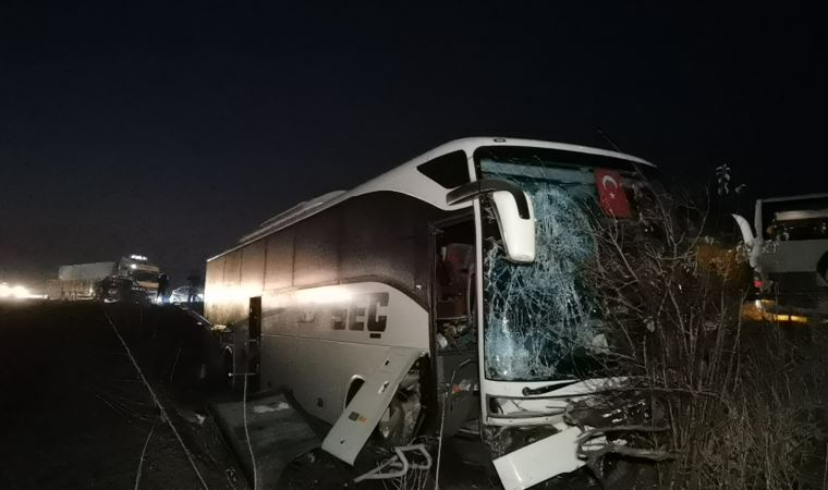Yolcu otobüsü tarlaya uçtu: 12 yaralı