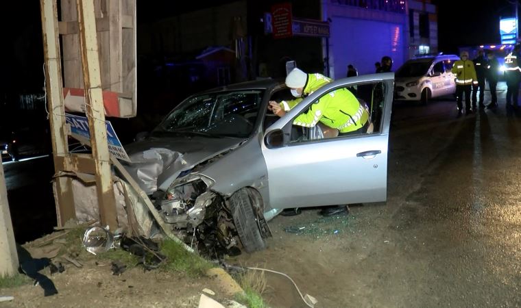 Şile Otoyolu'nda otomobil direğe çarptı: 3 yaralı