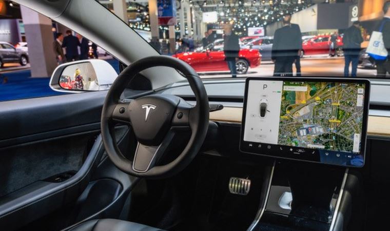 Tesla araç sürerken oyun oynama özelliğini kapatacak