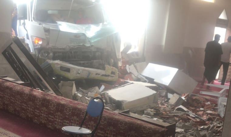 Suudi Arabistan’da kamyon camiye daldı: 5 yaralı