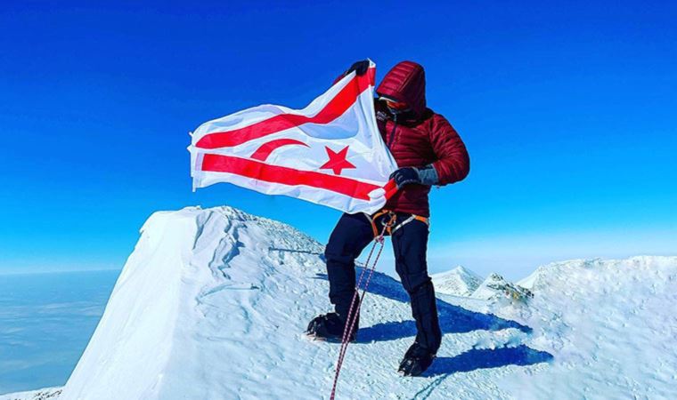 Kıbrıs Türkü dağcı Birkan Uzun, KKTC bayrağını Antarktika'da dalgalandırdı