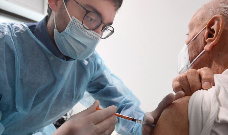 İtalya’da aşı karşıtı bir sağlık personeli sahte kolla aşı yaptırmaya kalkıştı