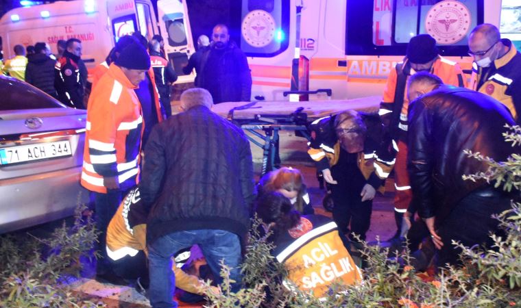 Trafik kazasının ardından yolu temizleyen işçilere otomobil çarptı: 2 yaralı