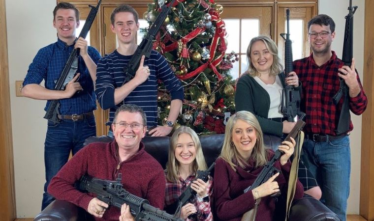 Thomas Massie: ABD'de Cumhuriyetçi Temsilciler Meclisi üyesinin silahlı Noel fotoğrafı tepki çekti