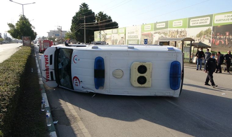 Kazazedeyi taşıyan ambulans kaza yaptı: 4 yaralı