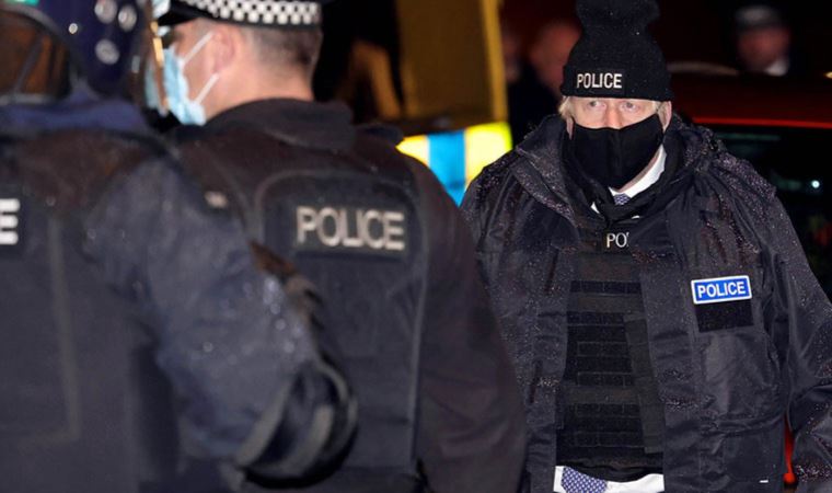 İngiltere Başbakanı Boris Johnson, polis üniformasıyla uyuşturucu baskınına katıldı