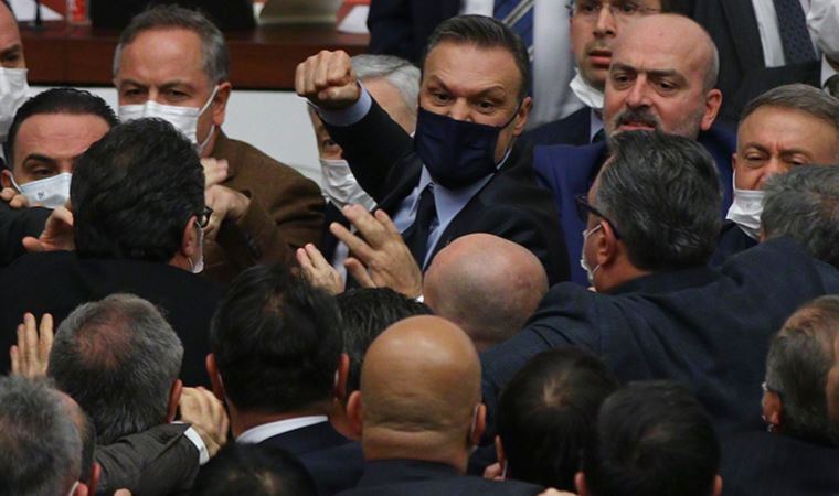 Meclis karıştı: Alpay Özalan, CHP'li vekillere yumruk savurdu!