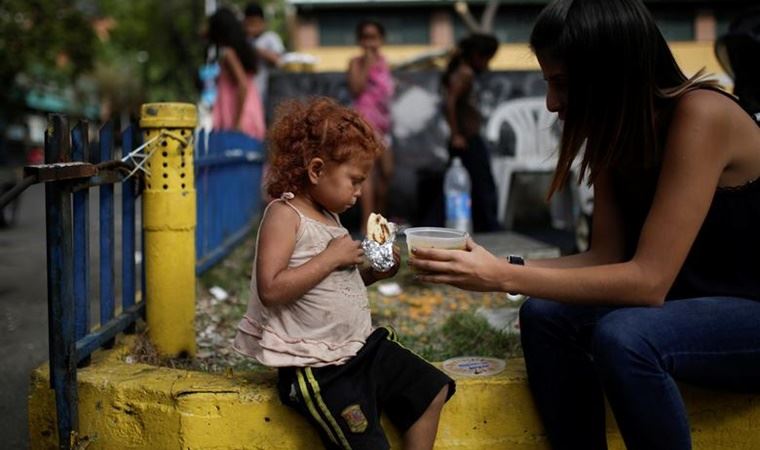 Venezuela'da yaptırımların yükünü halk çekiyor