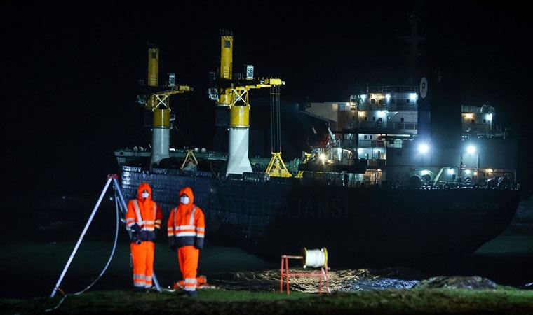 İstanbul'da bir yük gemisi makine arızası nedeniyle Ahırkapı'ya çekildi