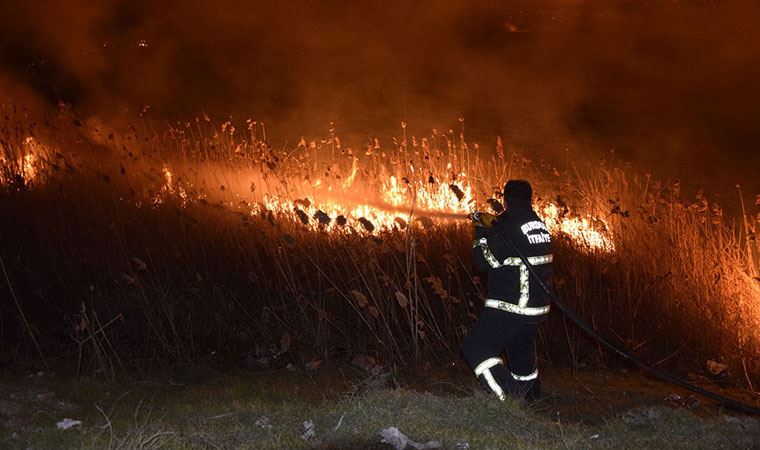 Burdur Gölü kıyısında korkutan yangın