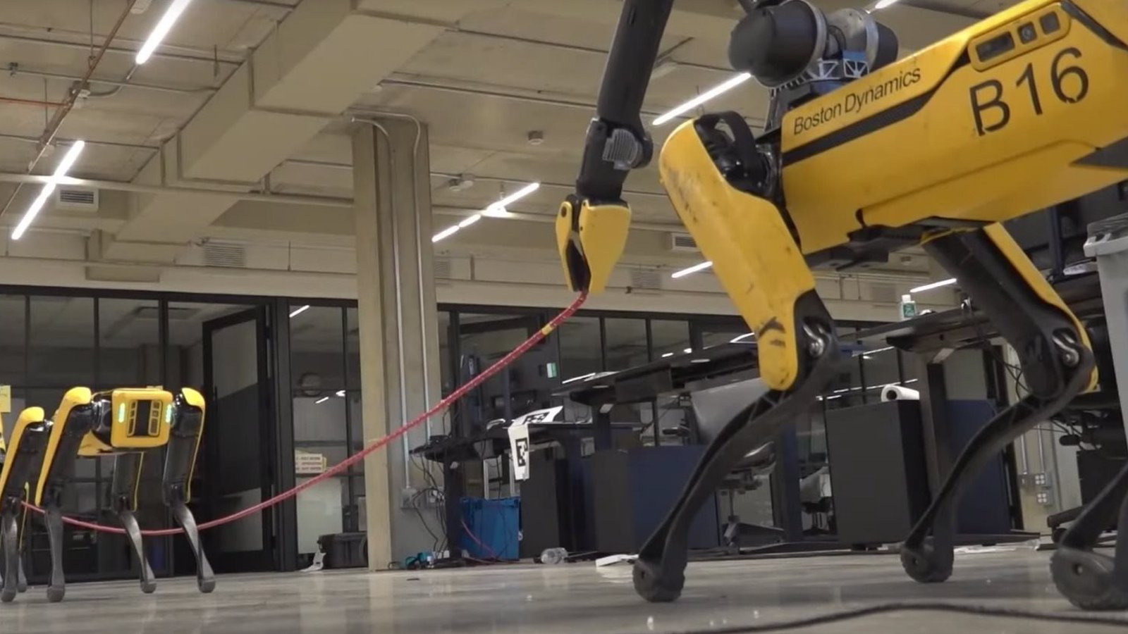 Boston Dynamics Robot Kopek Spot Artik Her Yerden Kumanda Edilebiliyor Ortaligi Topluyor Ip Atliyor