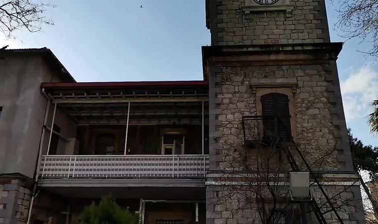 İzmir'in ilk saat kulesine yapılan PVC gece yarısı söküldü