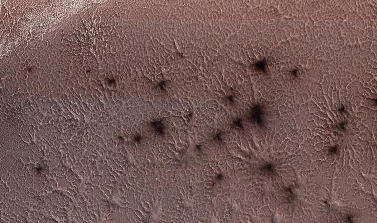 Bilim insanları Mars'taki 'örümceklerin' sırrını çözdü