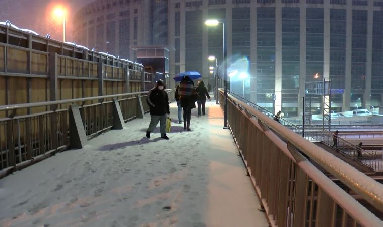 İstanbul'da aralıklarla kar yağışı etkili oluyor