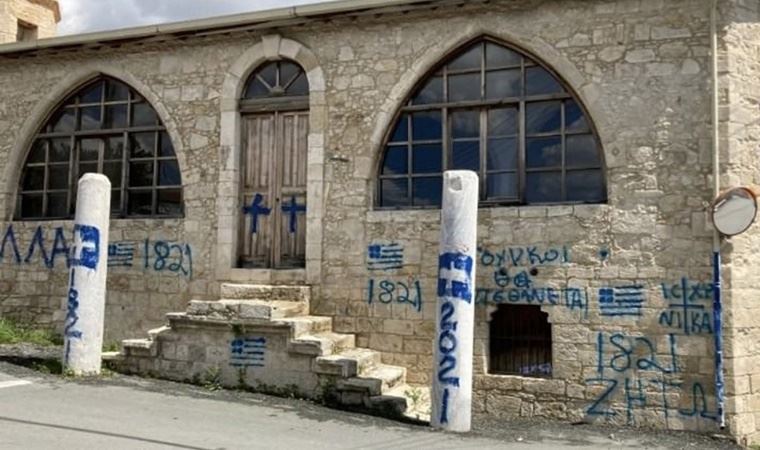 Rum kesiminde Türk camisine ırkçı saldırı