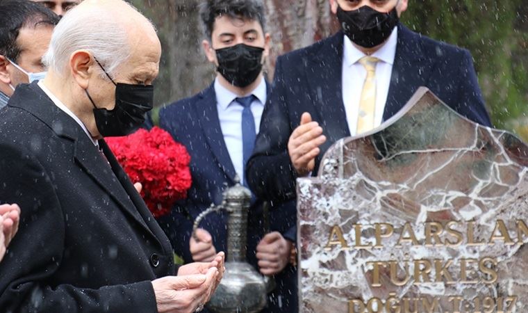 MHP lideri Bahçeli’den Alparslan Türkeş’in mezarına ziyaret